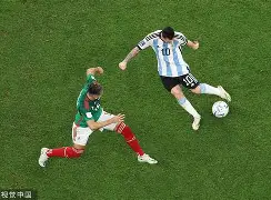 西甲赛程吃紧；巴塞罗那今晨远射贴柱；气氛紧张；身体对抗强度拉满