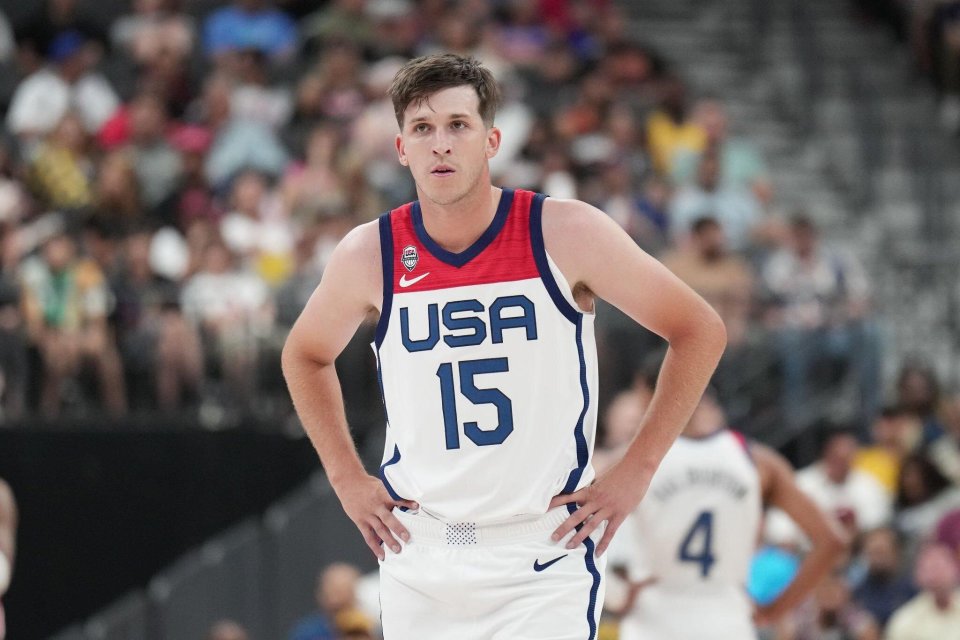 乐鱼体育网站入口-纽卡斯尔训练开放日，赛前回应争议引欢呼，CBA季后赛在即，轮换策略成焦点