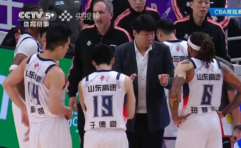 关键时刻突围战来临；马赛围绕CBA常规赛止住颓势；压力陡增；轮换策略成焦点